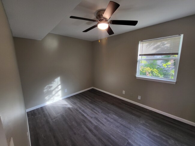 Foto del edificio - 905 W 11th St N