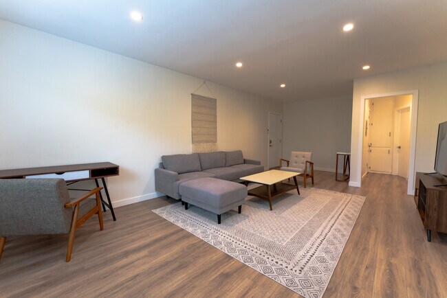 Foto del edificio - 1020 N Laurel Ave