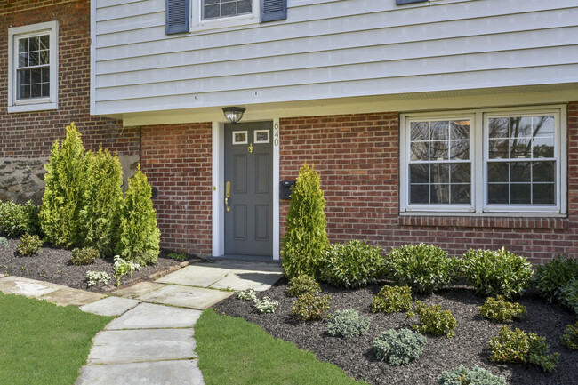 Building Photo - 640 Barrymore Ln