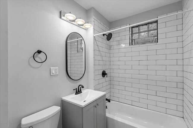 Foto del edificio - 3649 W Montrose Ave