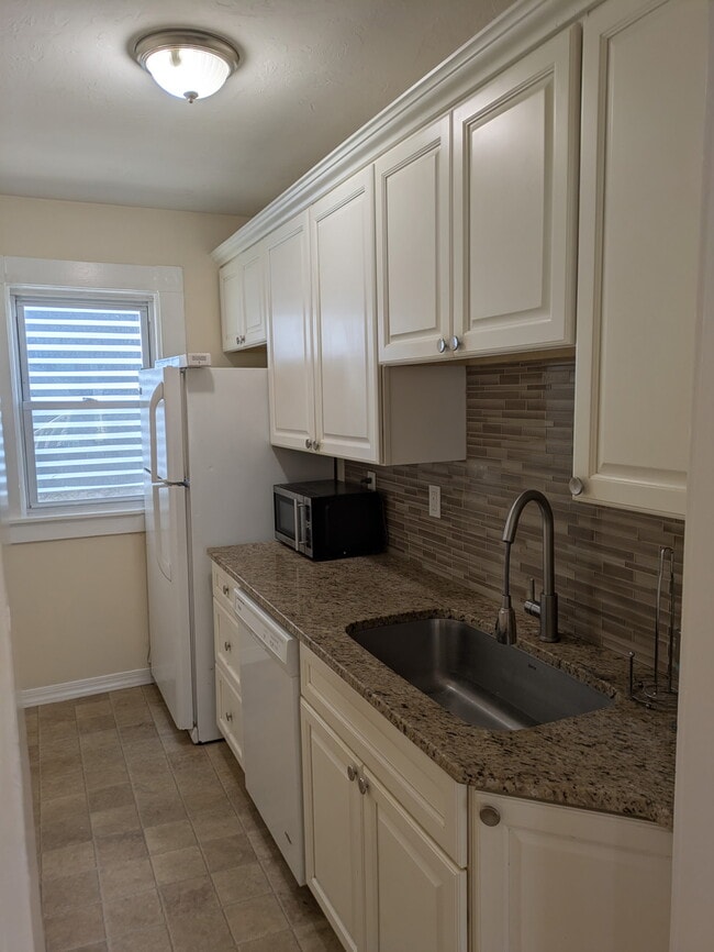 Building Photo - 552 Rogers St