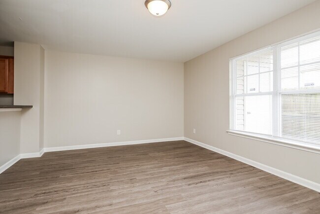 Foto del edificio - 8047 Logan Dr