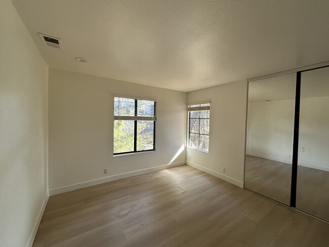 Building Photo - 2336 Walmar Ln