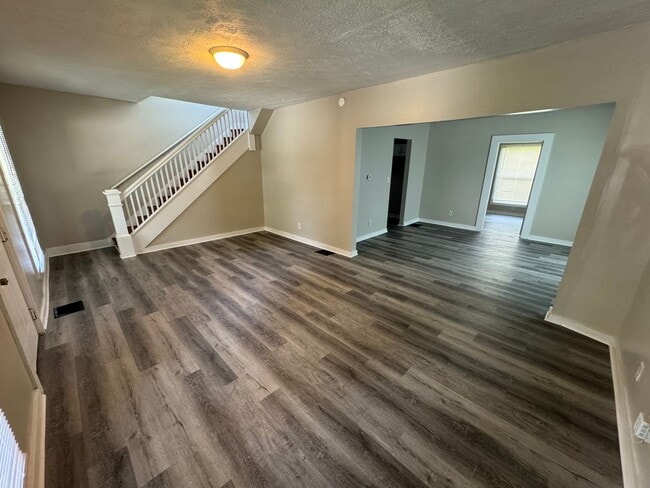 Building Photo - West Side 3 bedroom 2 bath