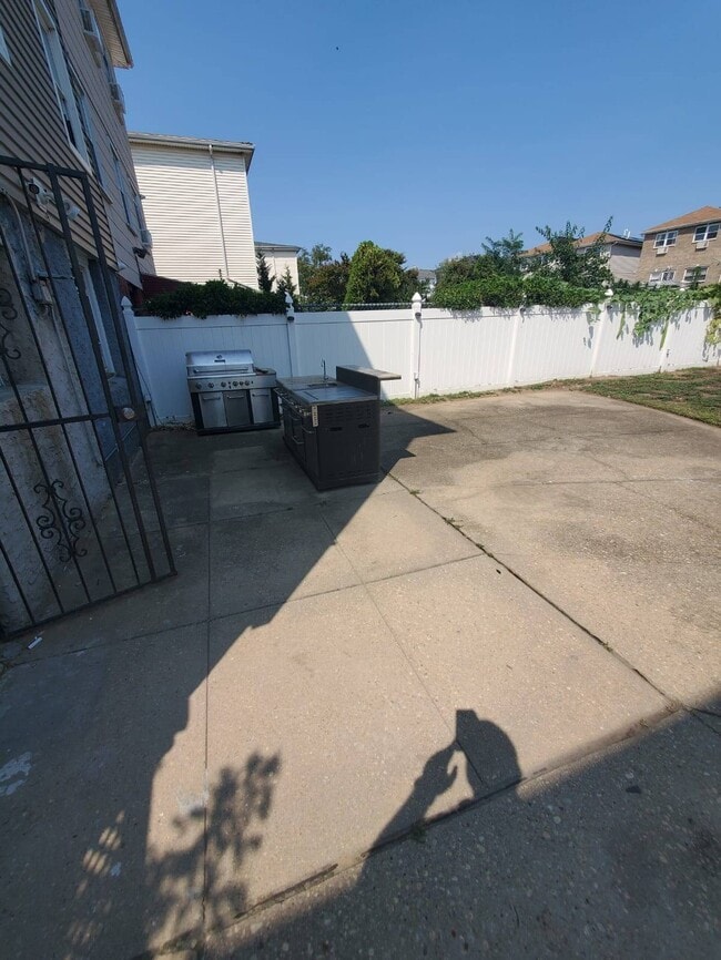 Building Photo - 10-20 Bay 32 St