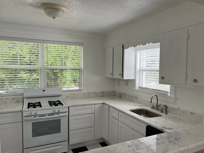 Foto del edificio - Top Floor - 1BR One Block from Piedmont Park! ~ Renovated!