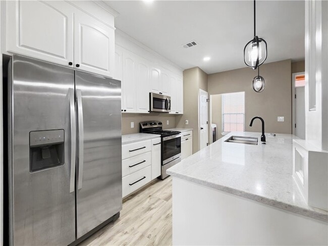 Building Photo - 1305 W Villa Maria Rd