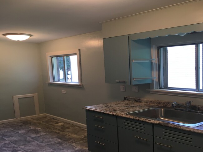 Building Photo - 905 Goodland