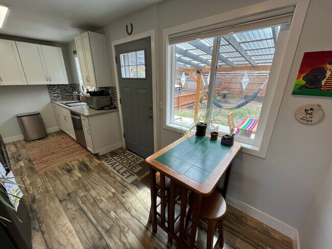 Building Photo - Fantastic 3 Bed/2 Bath Single Family Home ...