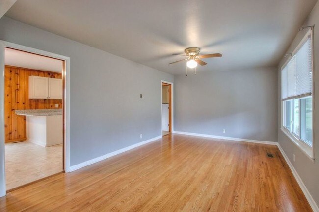 Building Photo - 220 Riverwood Dr