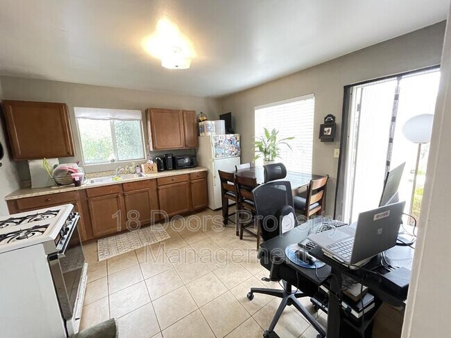 Foto del edificio - 2545 1/2-2545 Front St