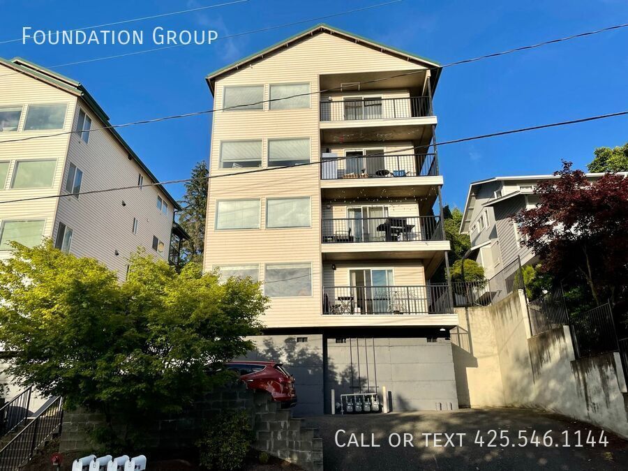 Foto principal - HUGE 2 bed, 2 bath apartment! 2 months FRE...