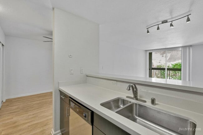 Foto del edificio - 480 Warren Dr
