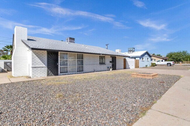 Building Photo - Fully Furnished 4 Bedroom Single Level Hom...