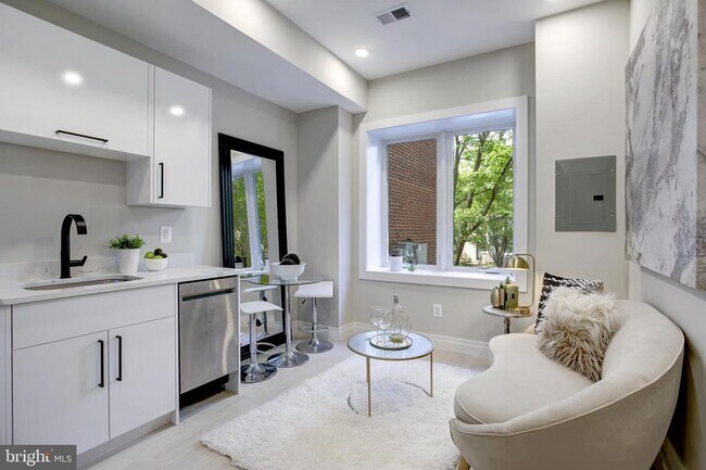 Foto del edificio - 2301 Ontario Rd NW