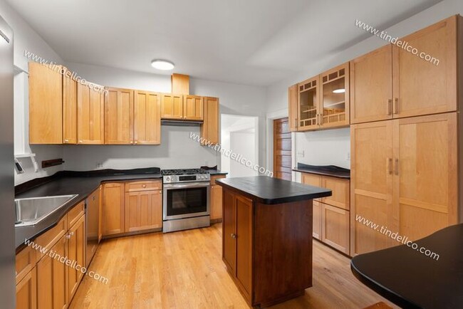 Building Photo - Spacious & Stylish 3-Bedroom Home with Upd...