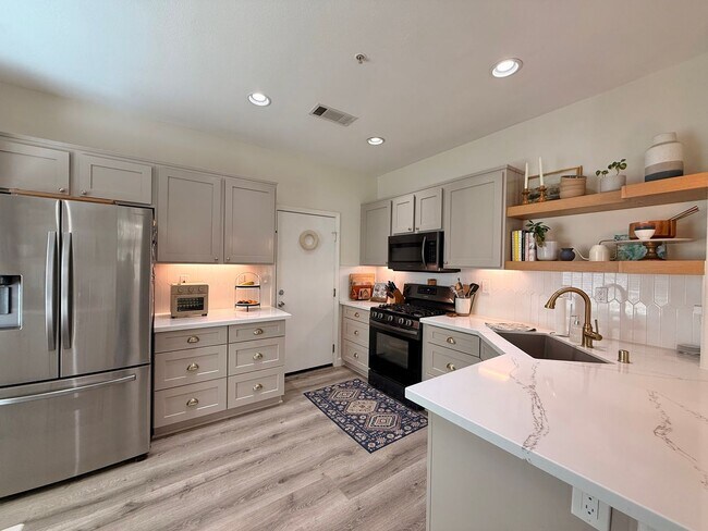 Foto del edificio - Beautifully Updated Home with Modern Finishes & Private Backyard Retreat!