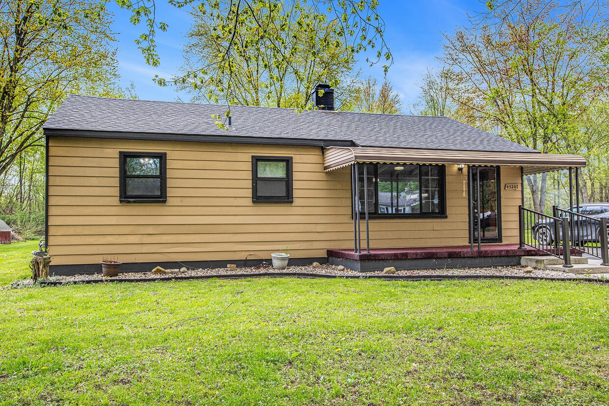 Primary Photo - 45207 Paris Dr