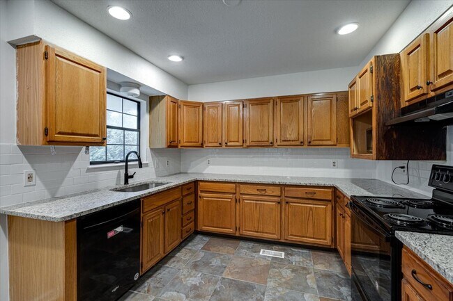 Building Photo - Beautiful 4 bedroom 2 btahroom