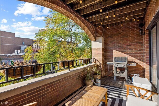 Foto del edificio - 1346 W Addison St