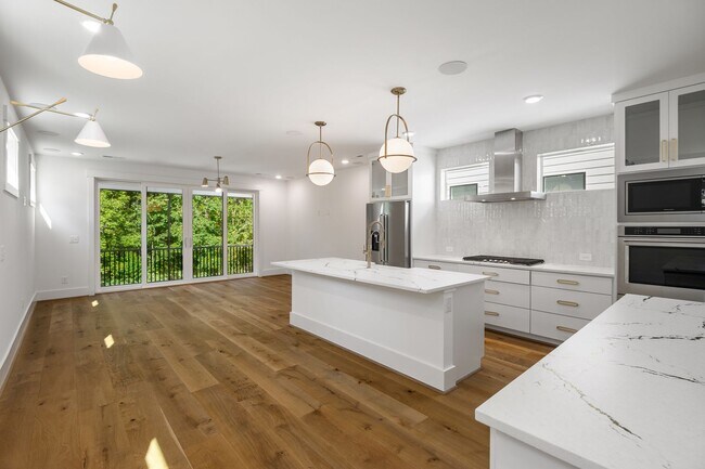 Foto del edificio - Modern 4-bedroom, 4-bathroom Custom Home Durham, NC