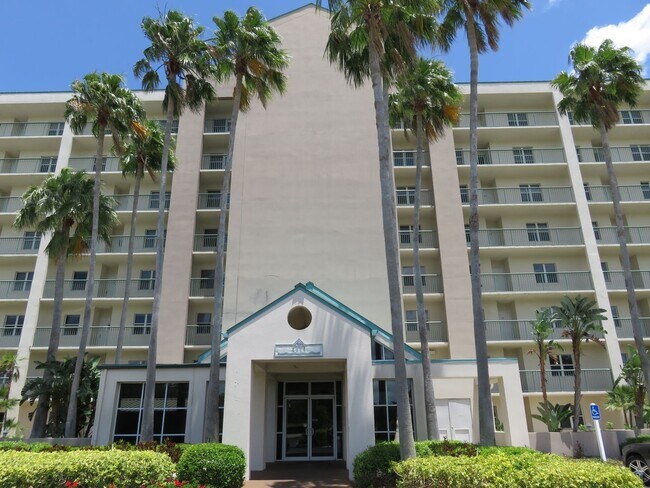Building Photo - Turnkey 2/2 in a resort community golf and...