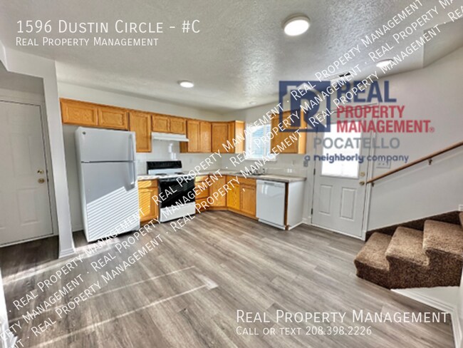 Foto del edificio - 3 bed 1.5 Bath Townhouse- 2 car garage