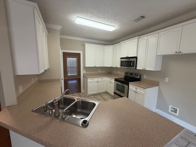 Building Photo - Cozy Condo in Gardens at Gatewood!