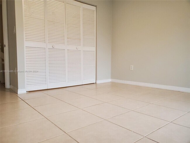 Foto del edificio - 5244 NW 102nd Ct