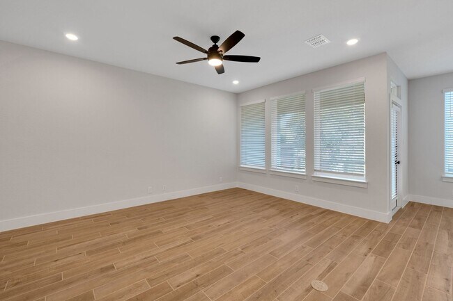 Foto del edificio - COMING SOON!!!  Beautiful Townhome!