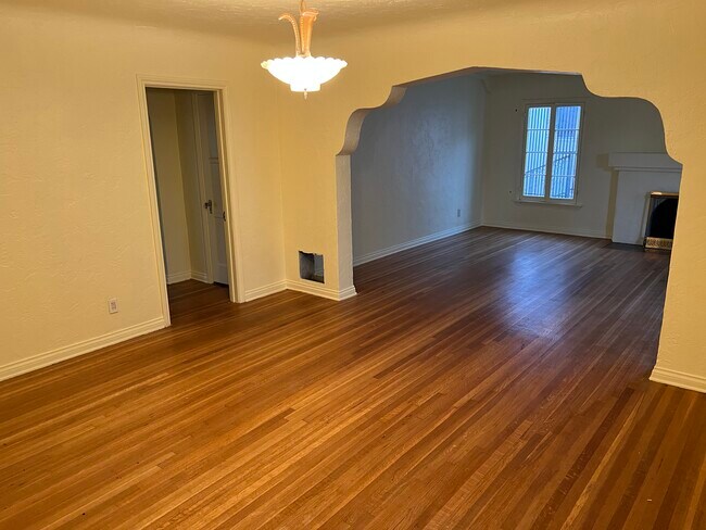 Building Photo - 1293 S Cloverdale Ave