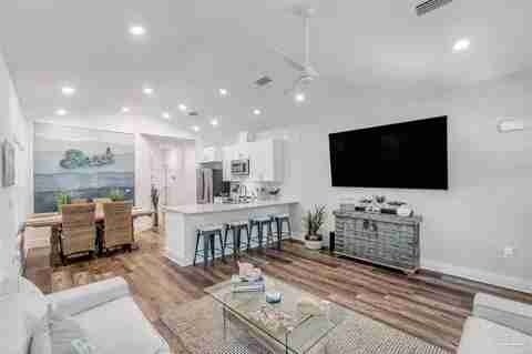 Building Photo - 4675 Geneva Dr