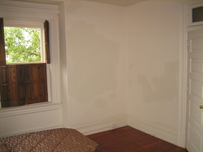 Building Photo - 3rd Floor Apartment in Historic Building-Y...