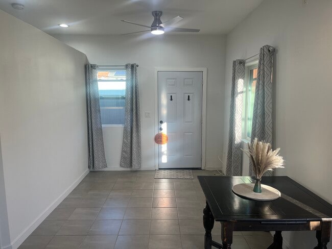 Área de sala de estar con ventilador e iluminación empotrada - 10500 Hayvenhurst Ave