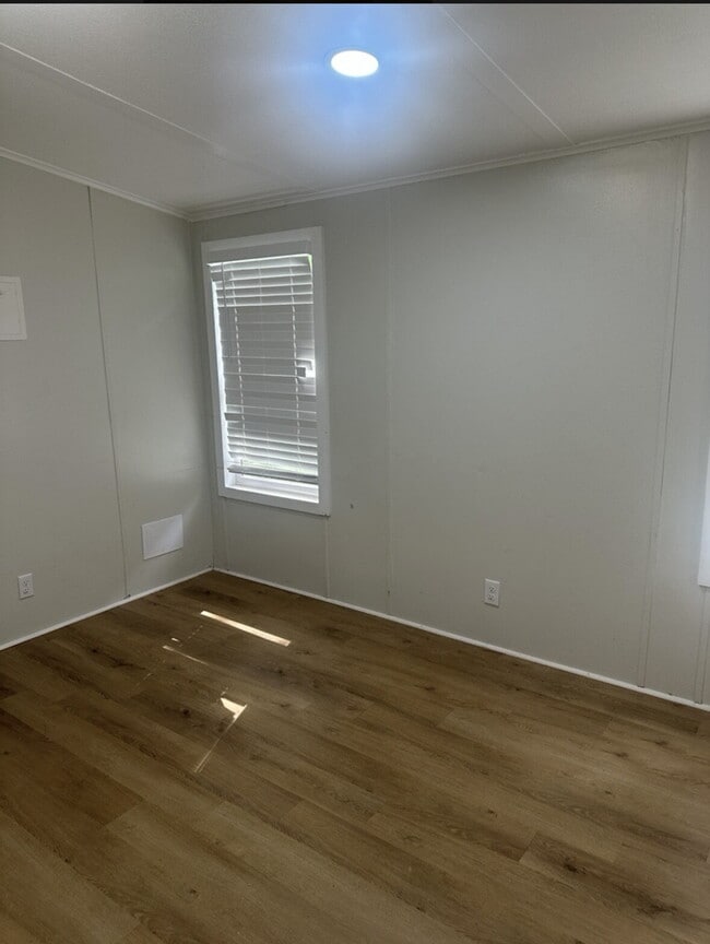 Building Photo - "Charming 2-Bed, 2-Bath Mobile Home in Hendersonville -206 Friendly Circle Awaits!"