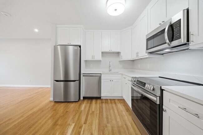 Building Photo - 11 Schubert St