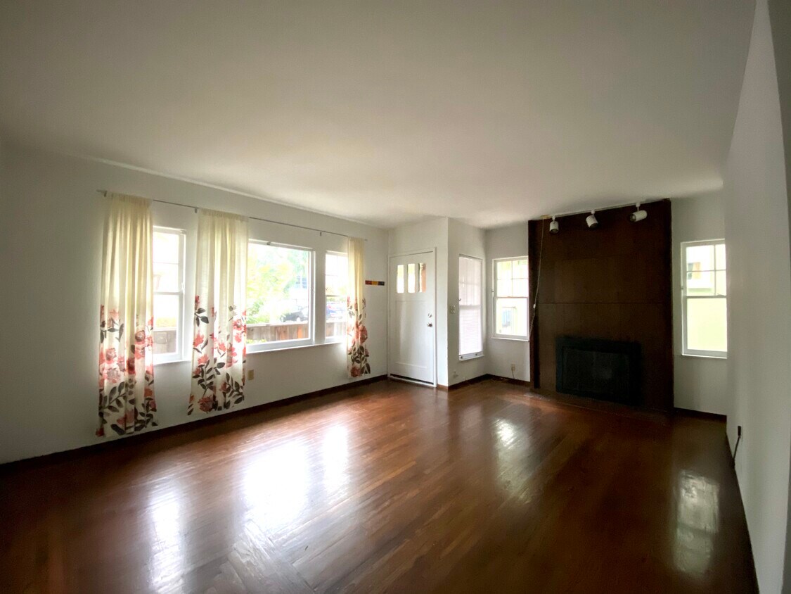 Foto principal - 2364 Hilgard Ave