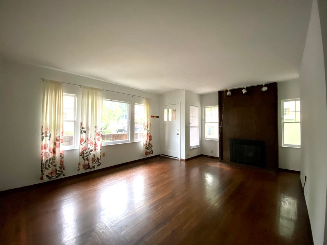 Primary Photo - 2364 Hilgard Ave