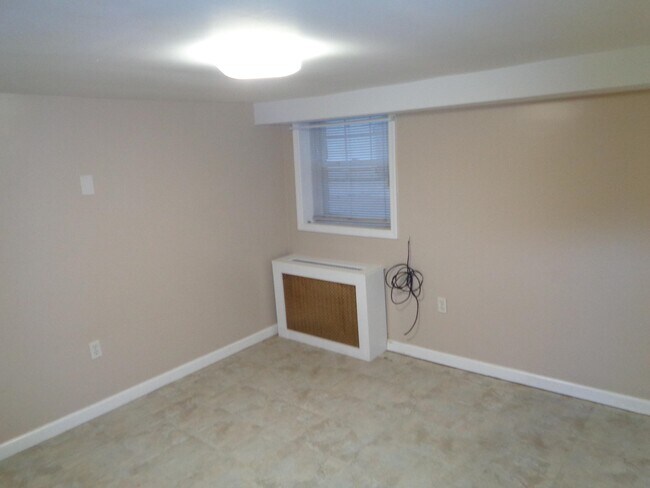 Building Photo - 464 MALLORY Ave