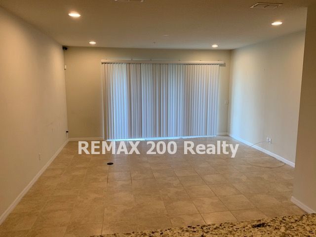 Building Photo - Beautiful 3/2.5 Townhome in Emerson Park