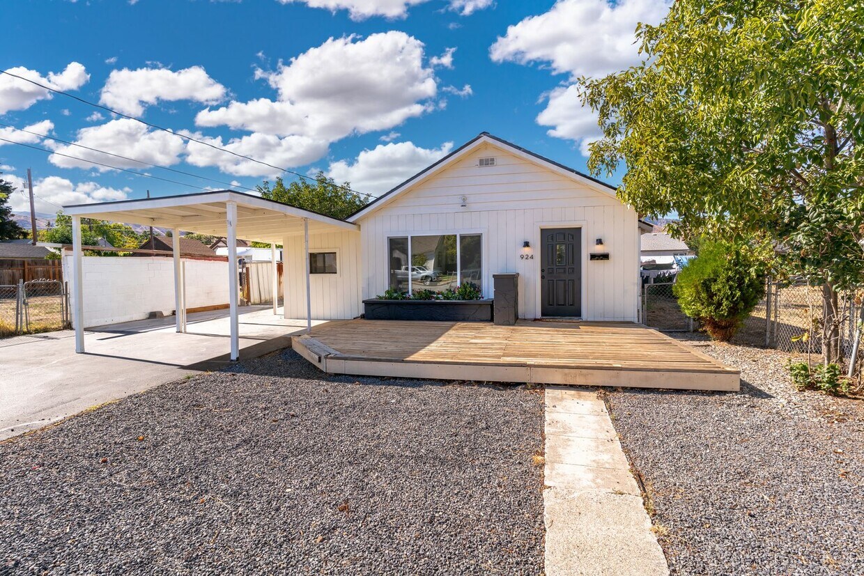 Foto principal - Remodeled 3 Bedroom Wenatchee Home Carport...