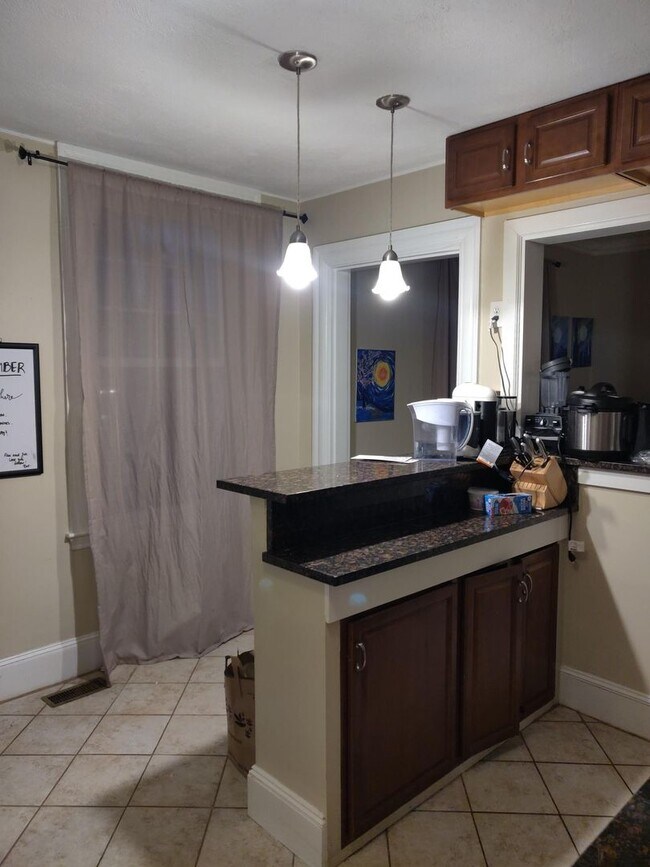 Foto del edificio - Large modern house with great location in Newtonville available for rent NOW!