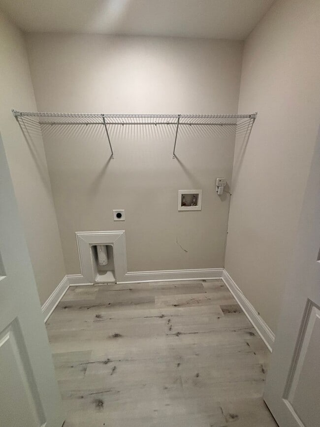Building Photo - Newly Renovated & Move in ready