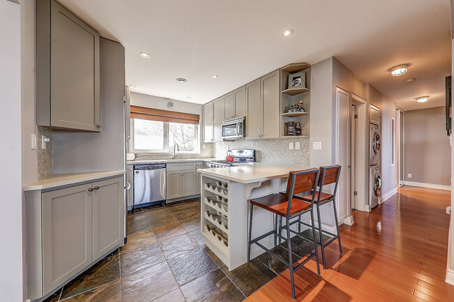 Photo du bâtiment - 75 Maple Ave S