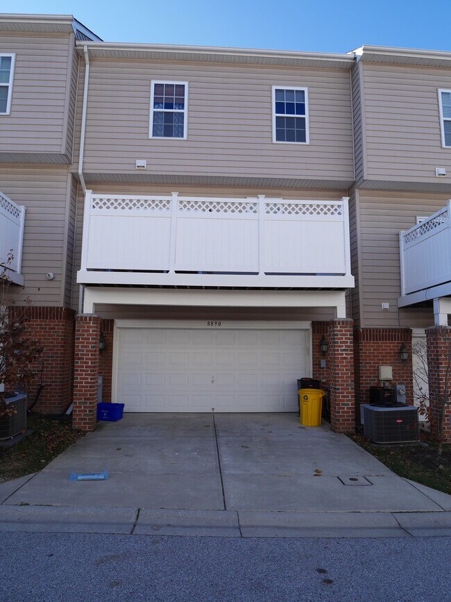Foto del edificio - Gorgeous Townhome with 2 Car Garage locate...