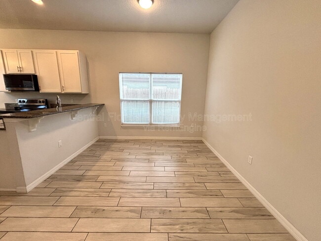 Building Photo - 1214 Lake Blue Cir