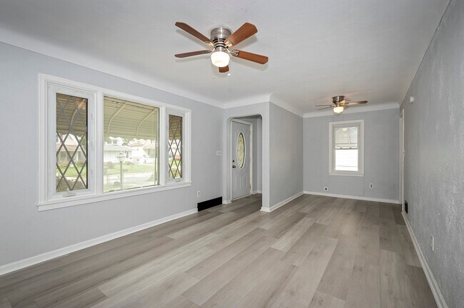 Building Photo - 3518 Hazelhurst Ave