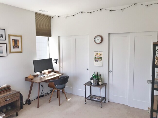 Building Photo - Gorgeous, Airy Townhome on Treelined Street!