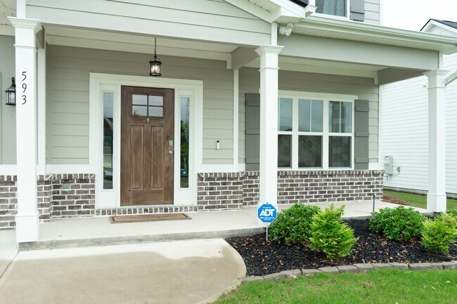 Foto del edificio - Large Graniteville Dream Home