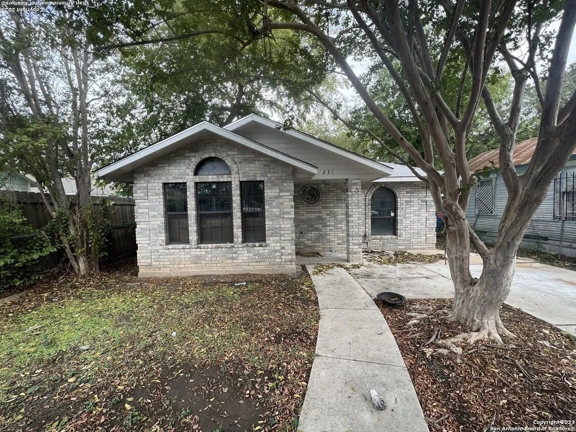 Primary Photo - 231 Madero St